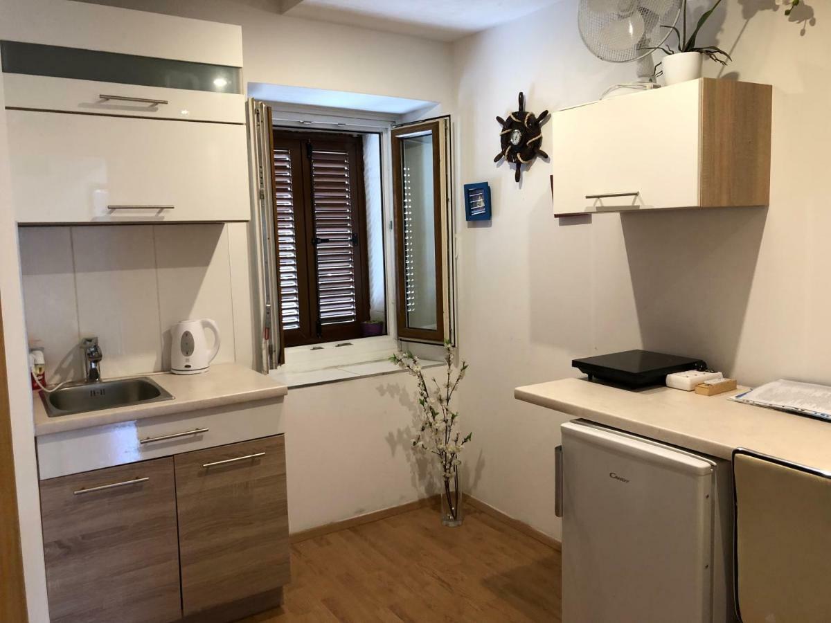 Lily Apartment โคเปร์ ภายนอก รูปภาพ